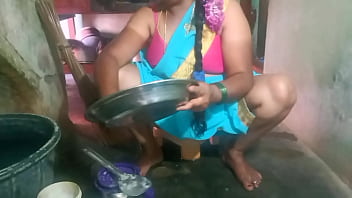 Sizzling Indian Aunty Gets Hands Dirty While Washing Dishes – A Steamy Kitchen Cleanup