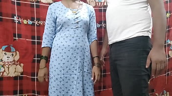 18 साल की नाजुक कामवाली बच्ची को फूल जैसी कोमलता से जबरन अपने बिस्तर पर ले जाकर गर्म चुदाई की