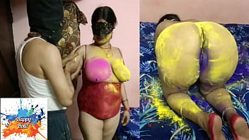 छोटी सी सास की मस्त होली, उसके रसीले चुच्चों से खेलते हुए