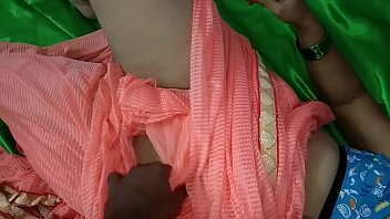 मस्त देशी सविता की चुदाई का मजा लेते हुए