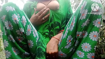भाभी ने जंगल में देसी अंदाज में छूत का पानी निकाला