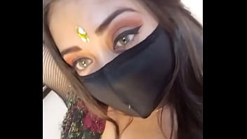 Curvy And Tempting, This Indian Beauty Knows How To Tease