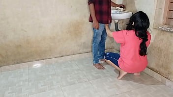 भाभी ने जवान प्लंबर से अपनी गर्मी शांत करवाई
