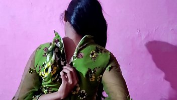 बिस्तर पर देसी भाभी को सुलाकर मजेदार मौका लिया