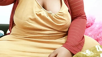 Curvaceous Bengali Bhabhi With Tempting Tits
