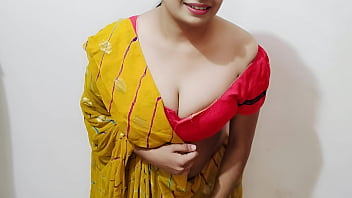 भाभी ने देवर को हाथ से रिलीफ देते देखा तो खुद भी उसके बड़े लंड की भूखी हो गई
