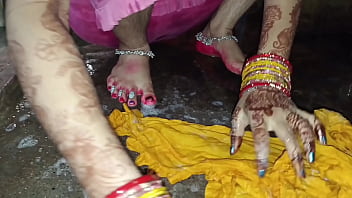 गर्म भाभी बाथरूम में पेशाब करते हुए