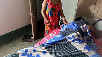 पत्नी के ऑफिस जाने के बाद पति ने नौकरानी को जबरदस्त चोदा
