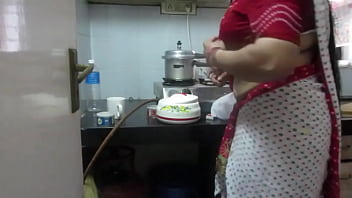 Leena Bhabhi’s Tempting Navel Makes This Housewife Irresistible