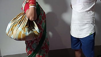 बर्तन बेचने आई जवान आंटी को दिन भर चोदा