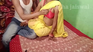 पीली साड़ी में छोटे कदमों से चलती हुई तुम कितनी मादक लग रही हो