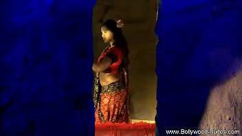 Swaying Hips Of An Exotic Indian Princess
