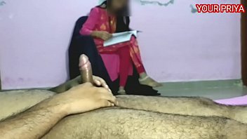 प्रिया को मनाकर उसकी गांड पर थप्पड़ों की मधुर ताल बजाई