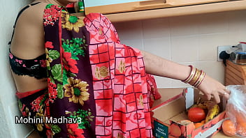 भारतीय देसी फल बेचने वाली गर्म महिला ने सौदेबाजी में ग्राहक के साथ ज़ोरदार चुदाई की हिंदी ऑडियो कहानी