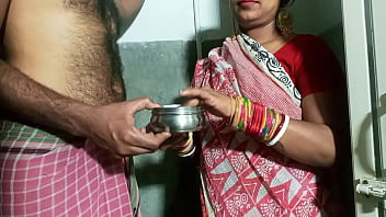 ससुर ने बहू को पीठ पर तेल लगाने को कहा और फिर गेट पर ही उसे चोद दिया