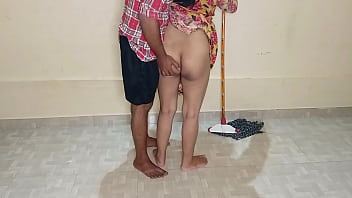 कमरे में झाड़ू लगाती हुई कामवाली आंटी को मेरा लंड चूसवाकर चोदा