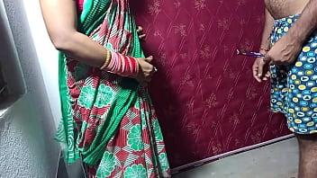 मौसी ने भांजी को चॉकलेट देकर बिस्तर पर लुभाया