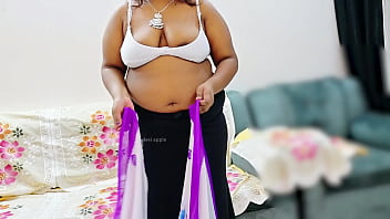 Sultry Saree-clad Bhabhi With Curves That Mesmerize