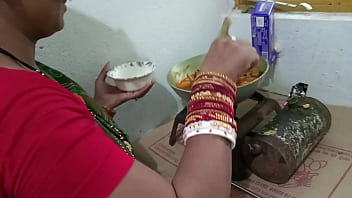 गर्म मैड चिकन बनाते बनाते किचन स्टैंड पर चुदाई करवा रही है