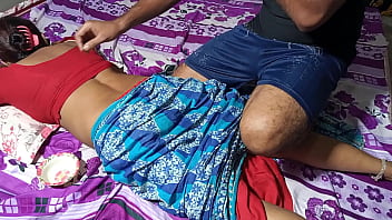 दोस्त की माँ ने पीठ की मालिश के बहाने मेरी चुदाई कर दी – साफ हिंदी आवाज़ में
