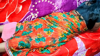 मेरी खूबसूरत भाभी को उसके देवर ने बेड पर लेटाकर चोदा