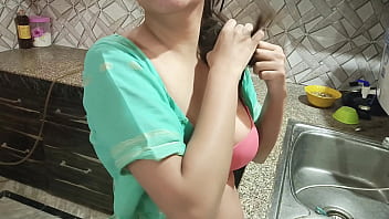 गांव के लड़के ने रसोई में लड़की को ले जाकर चोदा, हिंदी में साफ आवाज़