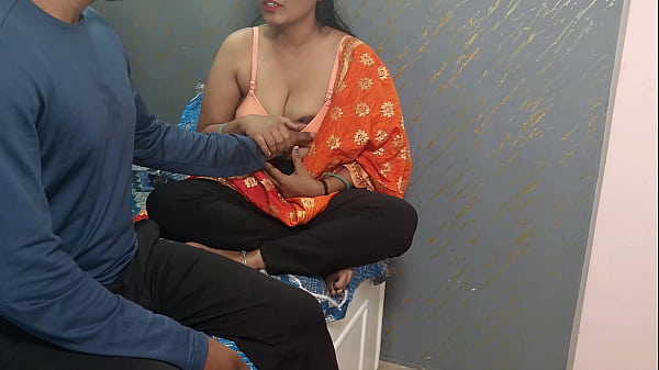 अकेली घर पर गाँव के दोस्त की सौतेली माँ के साथ गर्म मुलाकात