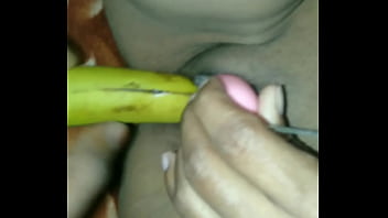 भाभी की रसीली चुदाई: वाइब्रेटर और केले से मिला मज़ा
