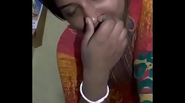 भाभी अपने नंगे बदन का खुलासा करती हुई