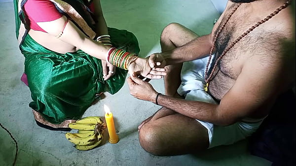पूजा के बाद भक्ता को तांत्रिक बाबा ने दिया खास आशीर्वाद