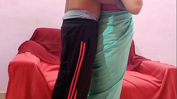 नौकरानी की जवान बेटी को पैसों के लालच में फंसाकर चोदना