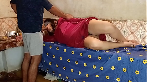 मालिक ने बेडरूम में पत्नी को सोता देखा और किचन में नौकरानी के साथ मौका पाकर चुदाई की!