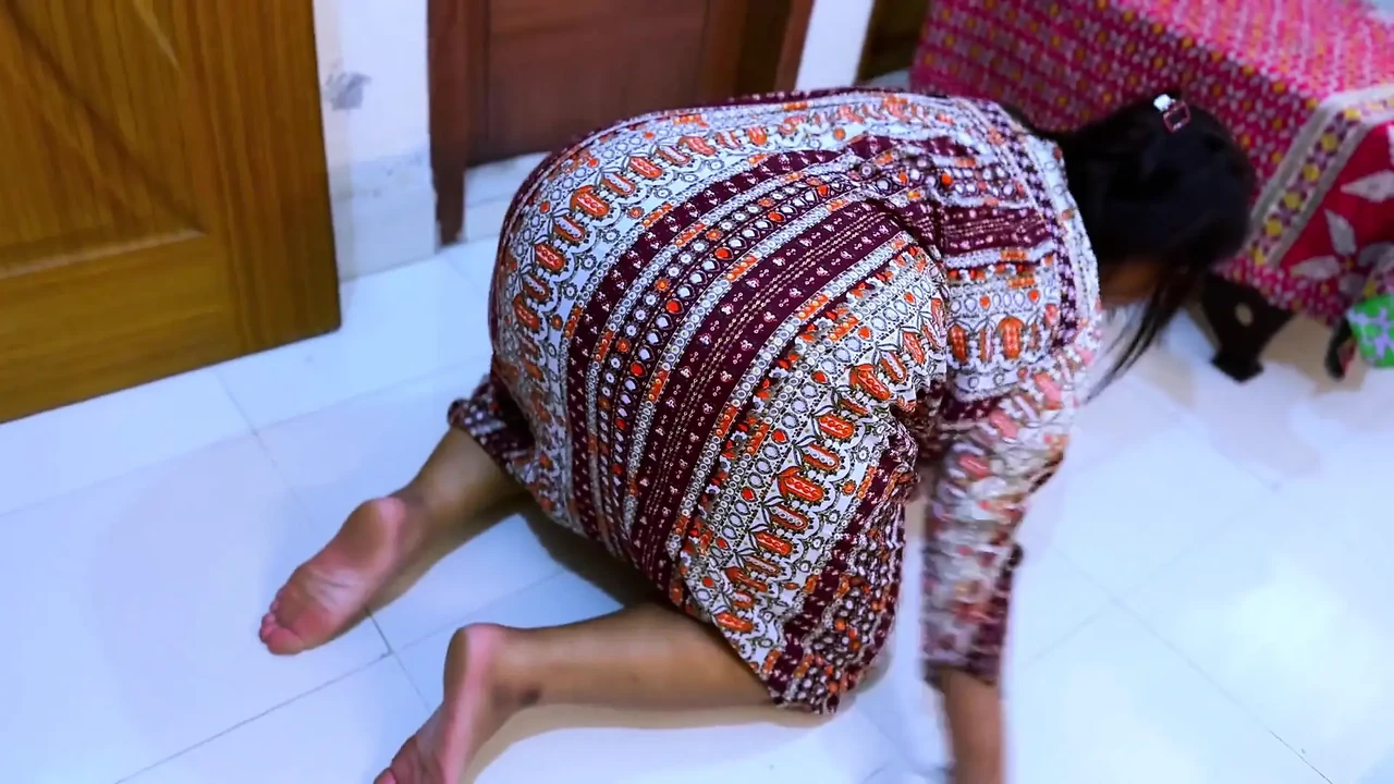 Beautiful Egypt Hot Stepmom Stuck Inside Table Now She Want Rough Anal From Me!