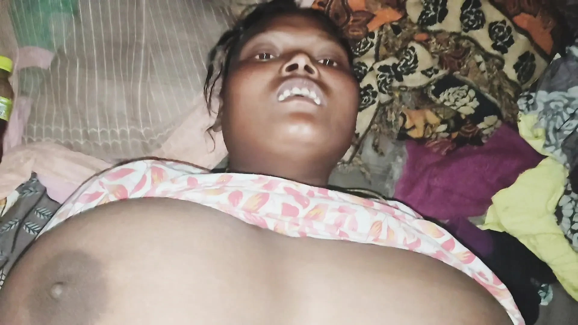 Desi Hot Housewife Ki Gand Mari Pahli Bar