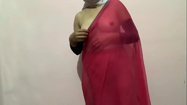 सिमरन भाभी की साड़ी धीरे-धीरे खिसकती गई