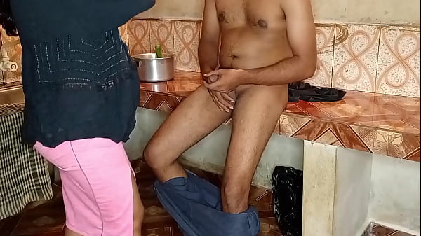पहले खाना बनाओ, फिर तुम्हें चोदूंगी साहब – गर्मजोशी से