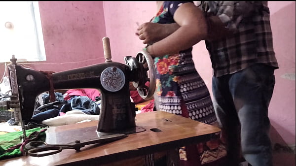 सिलाई करती देसी भाभी को अंकल ने चोदा