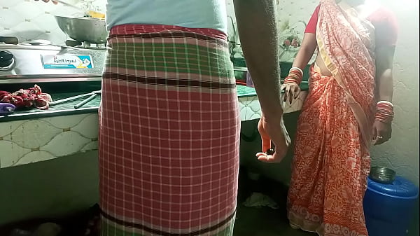 मालकिन ने रसोइए को रसोई में दबोचकर उसकी यौन भूख शांत की