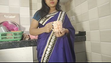 Desi Bhabhi Kitchen Mein Chai Pee Rahi Thi, Tabhi Padosi Ne Aakar Uski Garmi Bhara Maza Uthaya.
