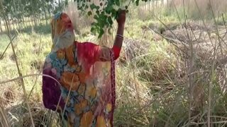 Desi Sasur Bahu Ki Garmi Raat Farm Mein Chudai Ka Video