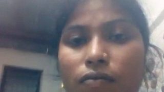 Local Horny Boudi From Bangladesh In A Tight Saree, Sliding Her Fingers Into Her Wet Yoni
