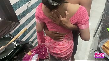 Desi Bhabhi Ki Chudai Jab Wo Kitchen Mein Garma Garam Khana Bana Rahi Thi, Pet Chhute, Chuchi Hile, Ras Nikalta Raha
